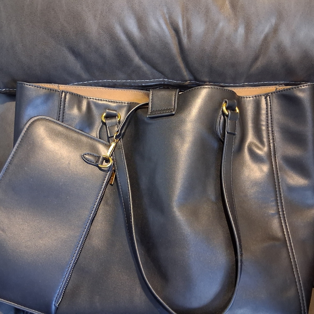 Gucci Black Leather Tote with< Gold-Tone Hardware and Removable Pouch